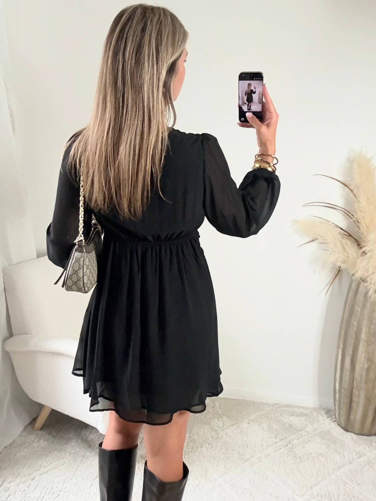 Robe courte noire Cali, disponible du S au 4XL, à manches longues, décolleté en V et taille élastiquée.