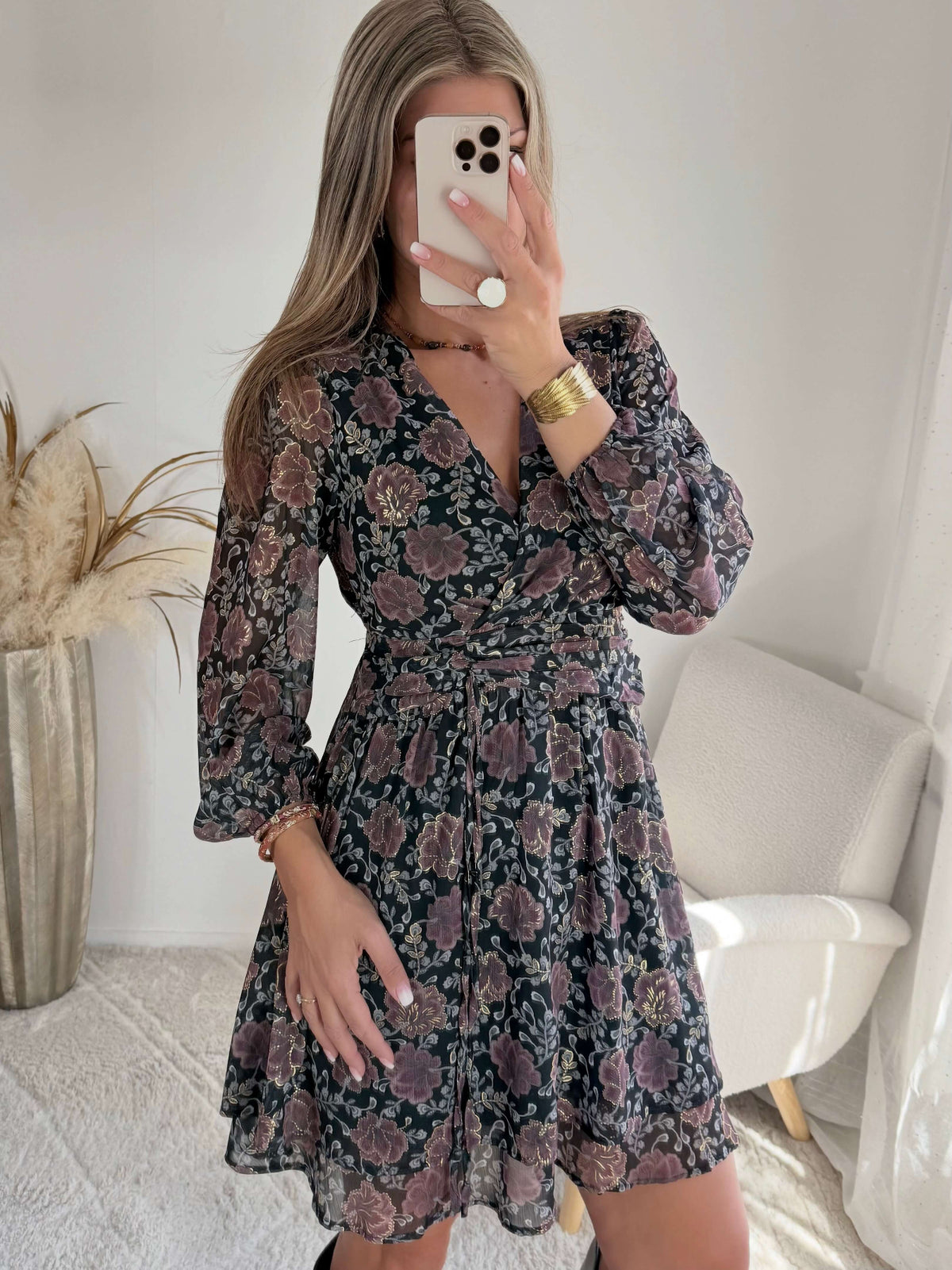 Robe courte noire dorée à manches longues Paris