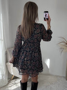 Robe courte noire dorée à manches longues Paris
