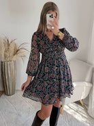 Robe courte noire dorée à manches longues Paris