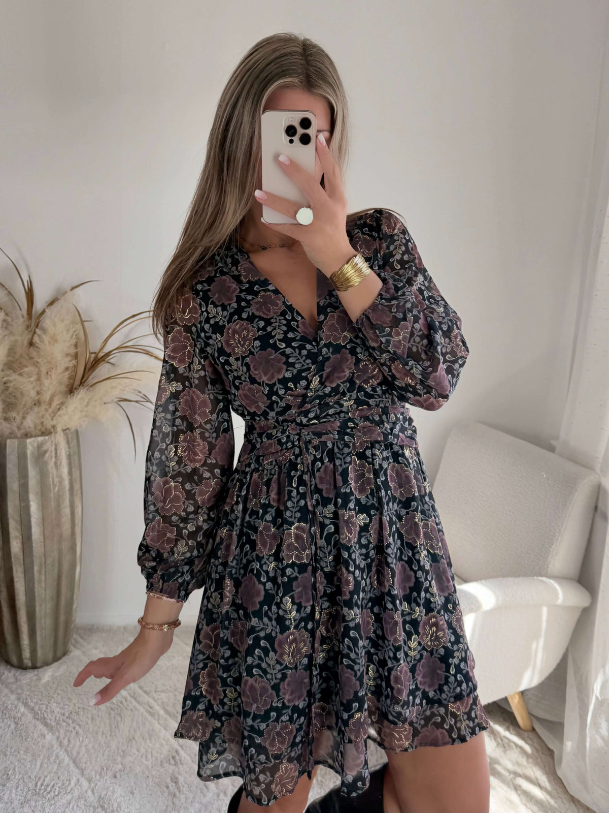 Robe courte noire dorée à manches longues Paris