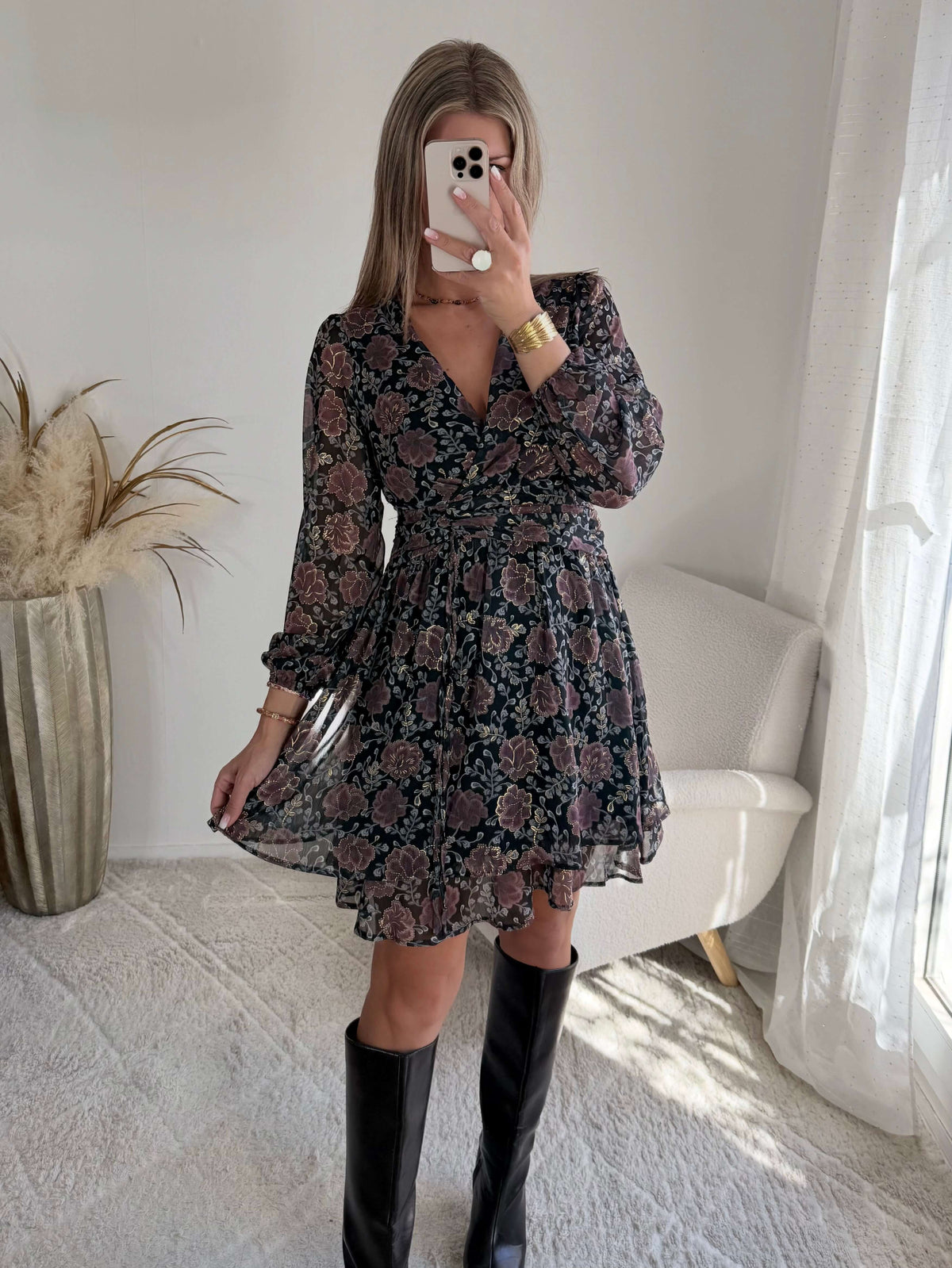 Robe courte noire dorée à manches longues Paris