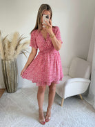 Robe courte imprimée rose Ava coupe fluide décolleté V manches courtes Easy Dressing