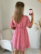 Robe courte imprimée rose Ava coupe fluide décolleté V manches courtes Easy Dressing