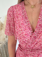 Robe courte imprimée rose Ava coupe fluide décolleté V manches courtes Easy Dressing