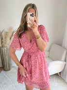 Robe courte imprimée rose Ava coupe fluide décolleté V manches courtes Easy Dressing