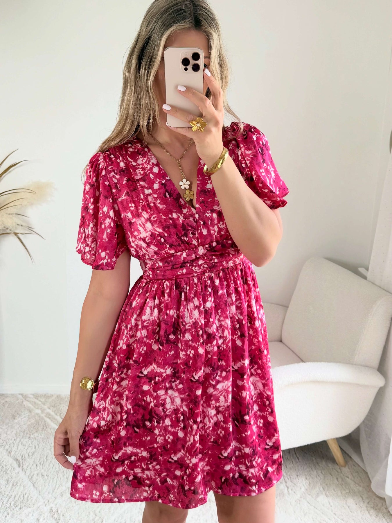 Robe courte fuchsia fleurie Guilia pour femme, coupe portefeuille, manches courtes, idéale pour les cérémonies, mariages et occasions estivales.