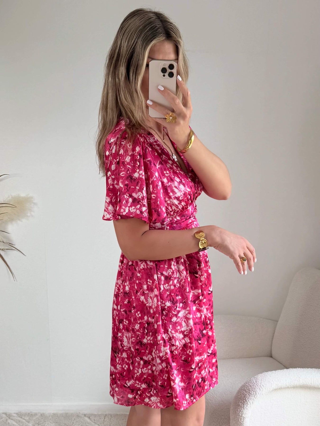 Robe courte fuchsia fleurie Guilia pour femme, coupe portefeuille, manches courtes, idéale pour les cérémonies, mariages et occasions estivales.