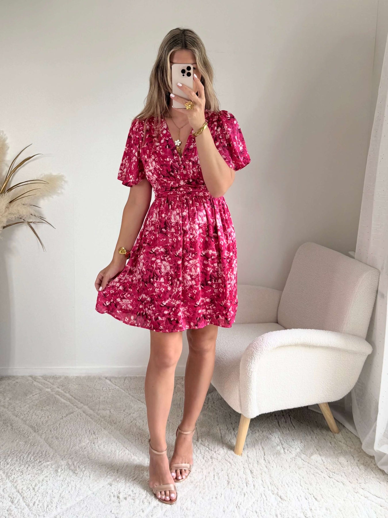 Robe courte fuchsia fleurie Guilia pour femme, coupe portefeuille, manches courtes, idéale pour les cérémonies, mariages et occasions estivales.