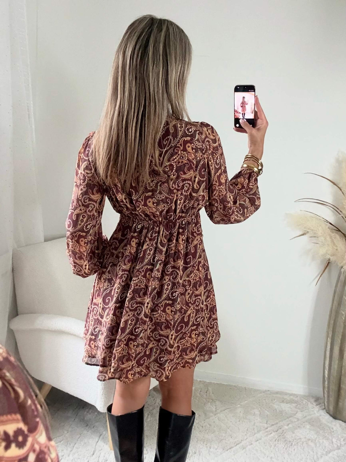 Robe imprimée cachemire de la robe Elma, disponible du S au 4XL, sur fond prune avec des motifs roses, ocre et vert d’eau.