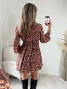 Robe imprimée cachemire de la robe Elma, disponible du S au 4XL, sur fond prune avec des motifs roses, ocre et vert d’eau.