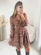 Robe imprimée cachemire de la robe Elma, disponible du S au 4XL, sur fond prune avec des motifs roses, ocre et vert d’eau.