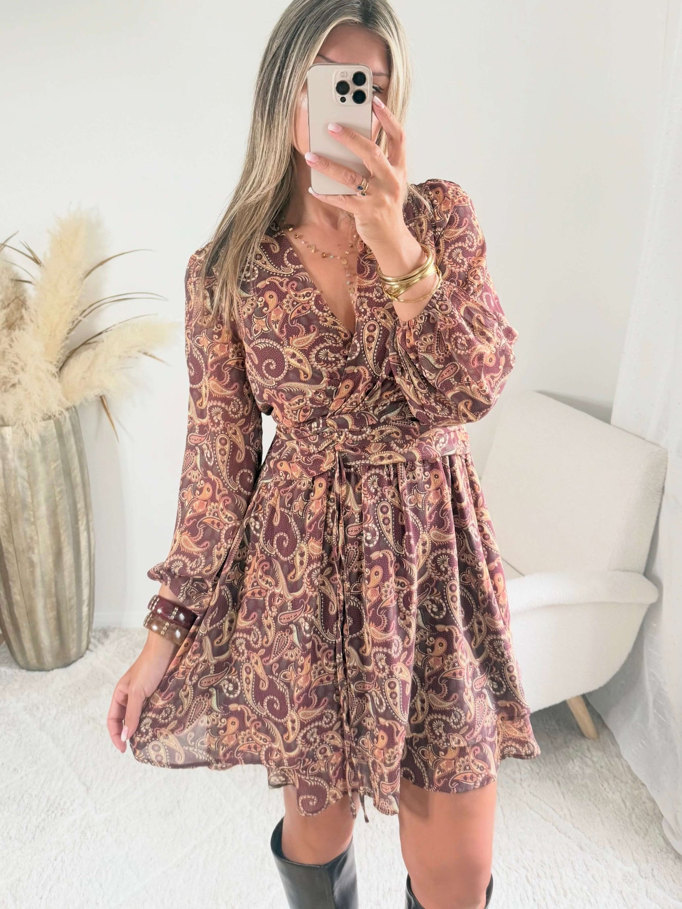 Robe imprimée cachemire de la robe Elma, disponible du S au 4XL, sur fond prune avec des motifs roses, ocre et vert d’eau.