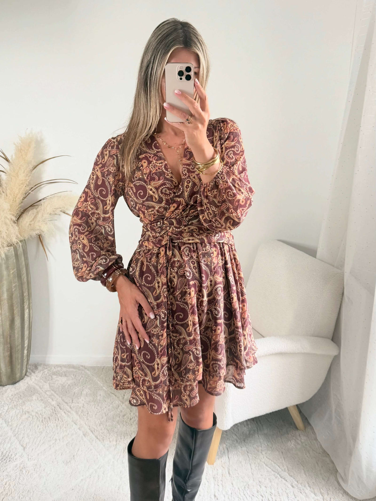 Robe imprimée cachemire de la robe Elma, disponible du S au 4XL, sur fond prune avec des motifs roses, ocre et vert d’eau.