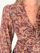Robe imprimée cachemire de la robe Elma, disponible du S au 4XL, sur fond prune avec des motifs roses, ocre et vert d’eau.