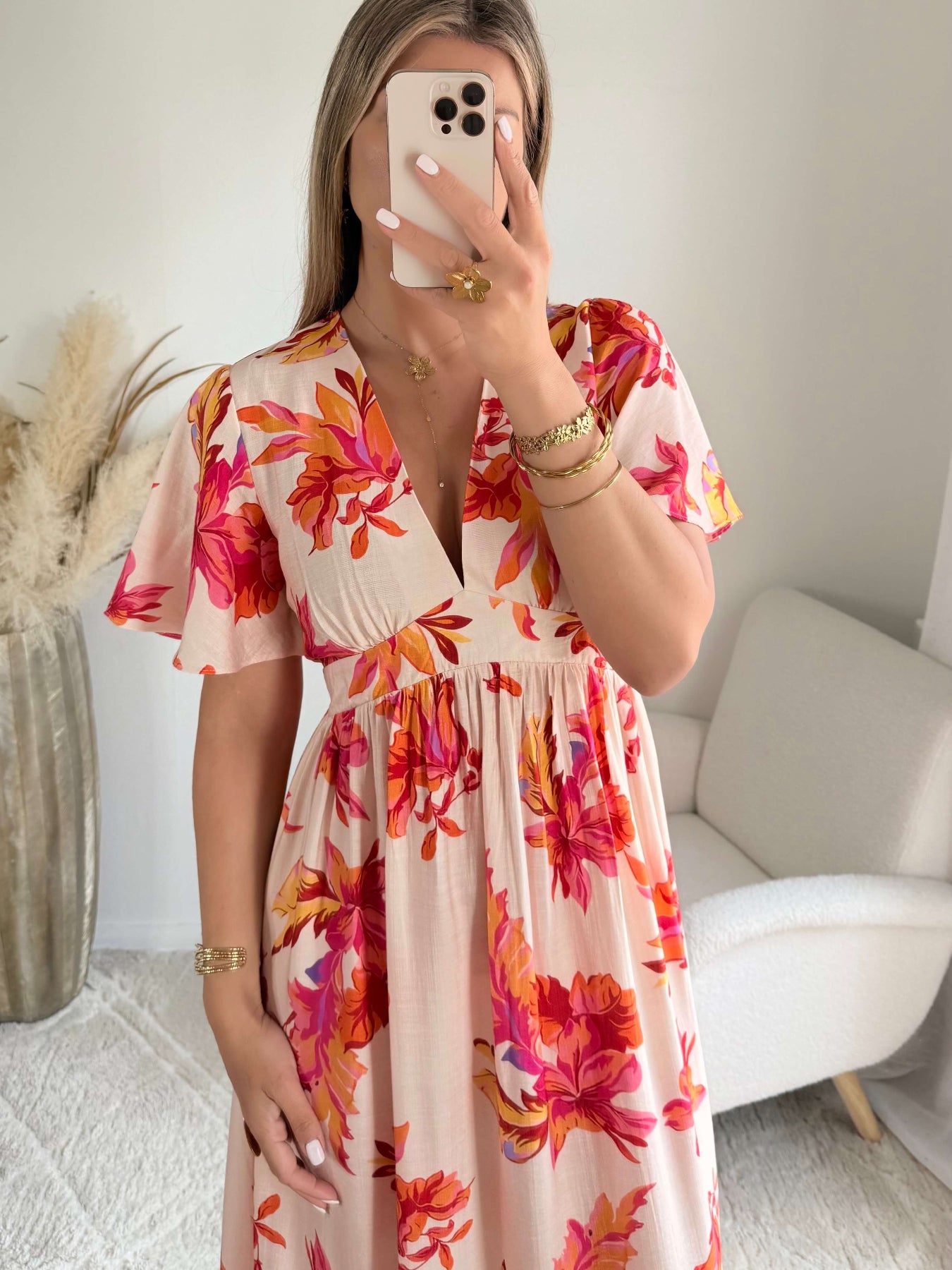 Robe longue Elena imprimée corail, coupe fluide avec décolleté en V et manches courtes.