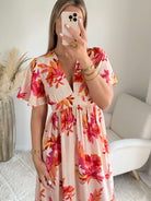 Robe longue Elena imprimée corail, coupe fluide avec décolleté en V et manches courtes.