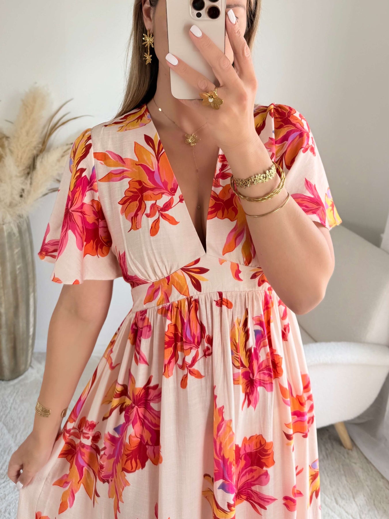 Robe longue Elena imprimée corail, coupe fluide avec décolleté en V et manches courtes.