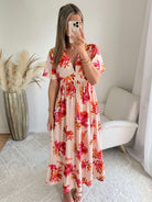 Robe longue Elena imprimée corail, coupe fluide avec décolleté en V et manches courtes.