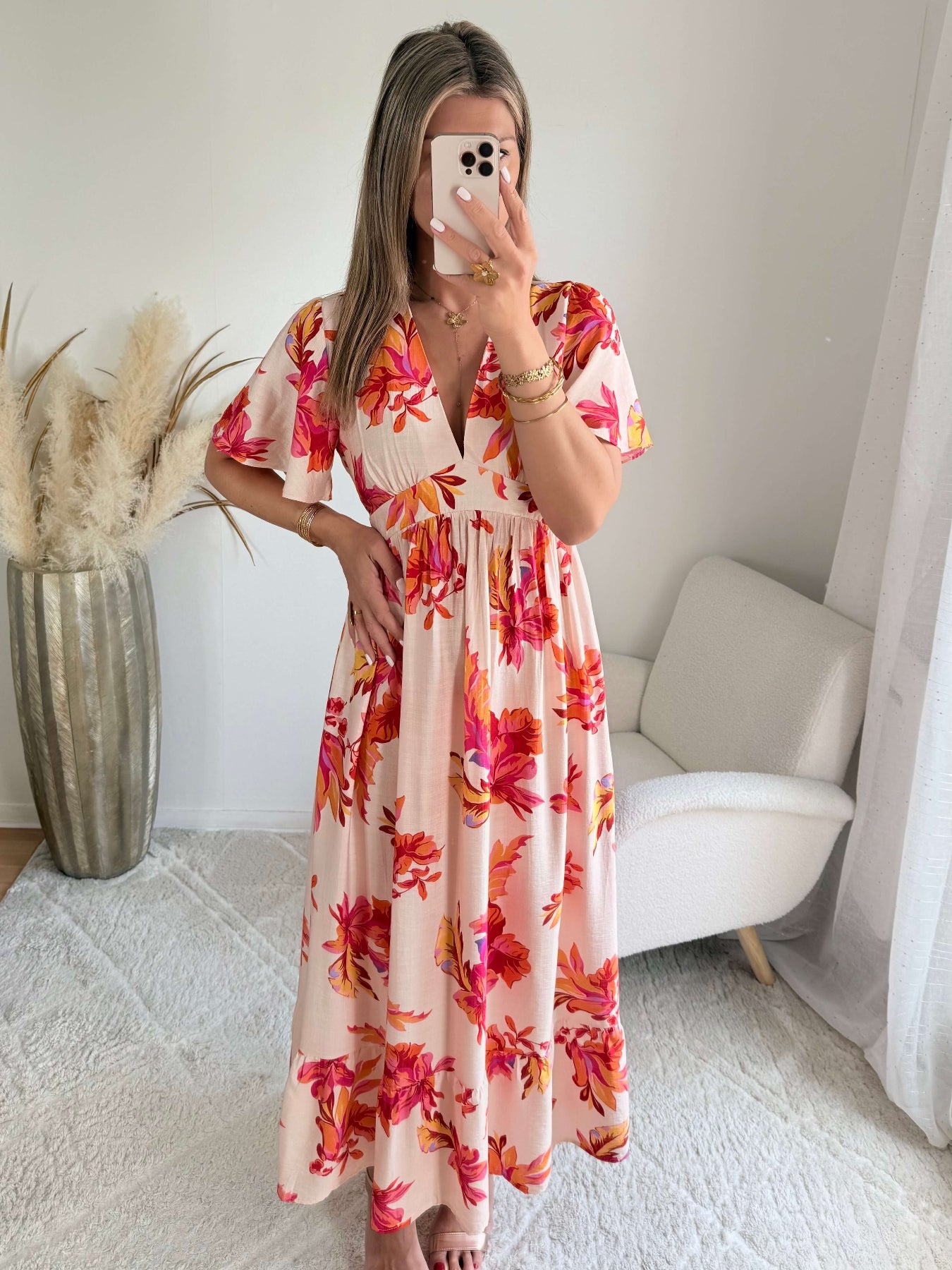 Robe longue Elena imprimée corail, coupe fluide avec décolleté en V et manches courtes.