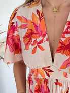 Robe longue Elena imprimée corail, coupe fluide avec décolleté en V et manches courtes.