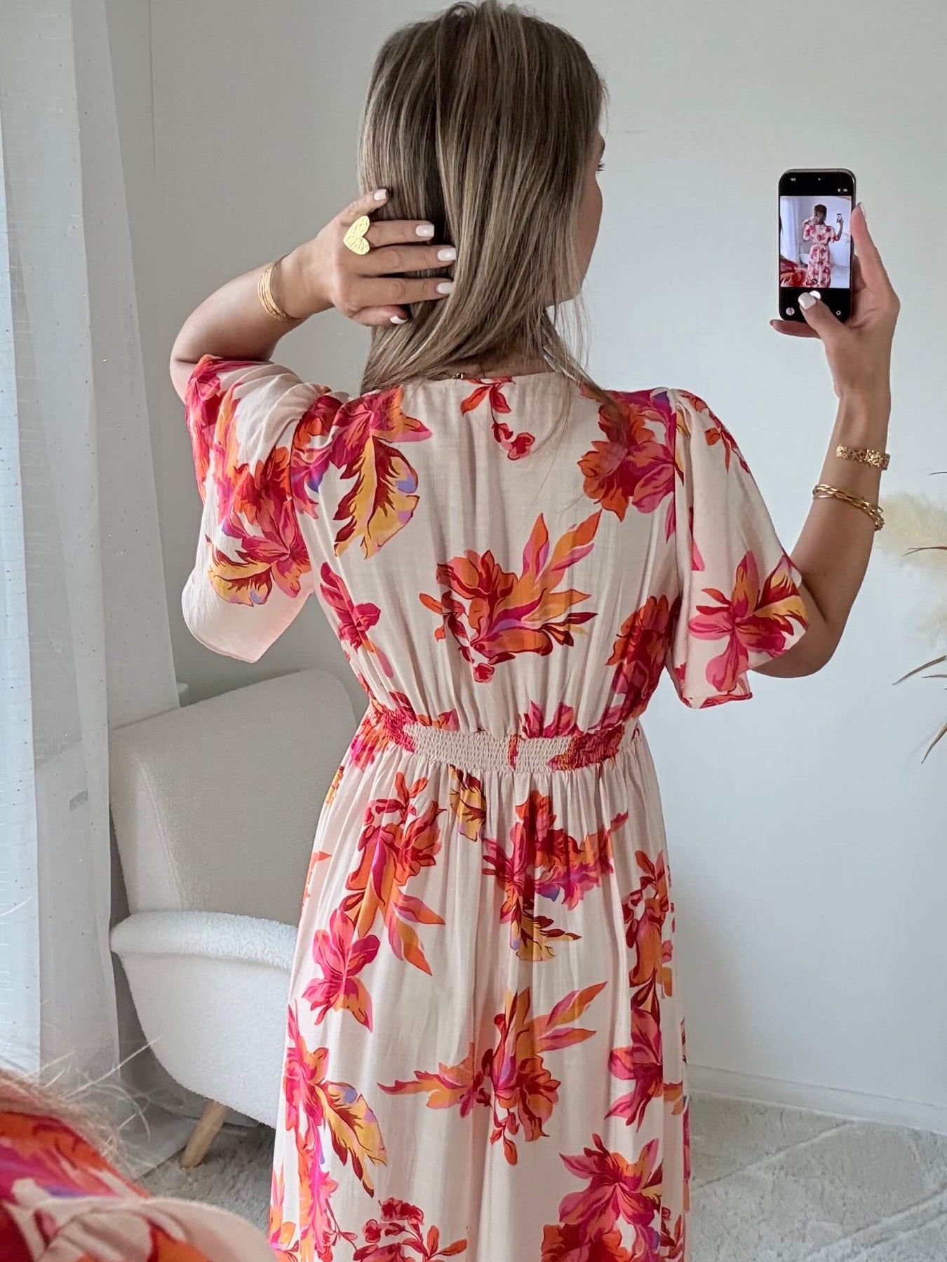 Robe longue Elena imprimée corail, coupe fluide avec décolleté en V et manches courtes.