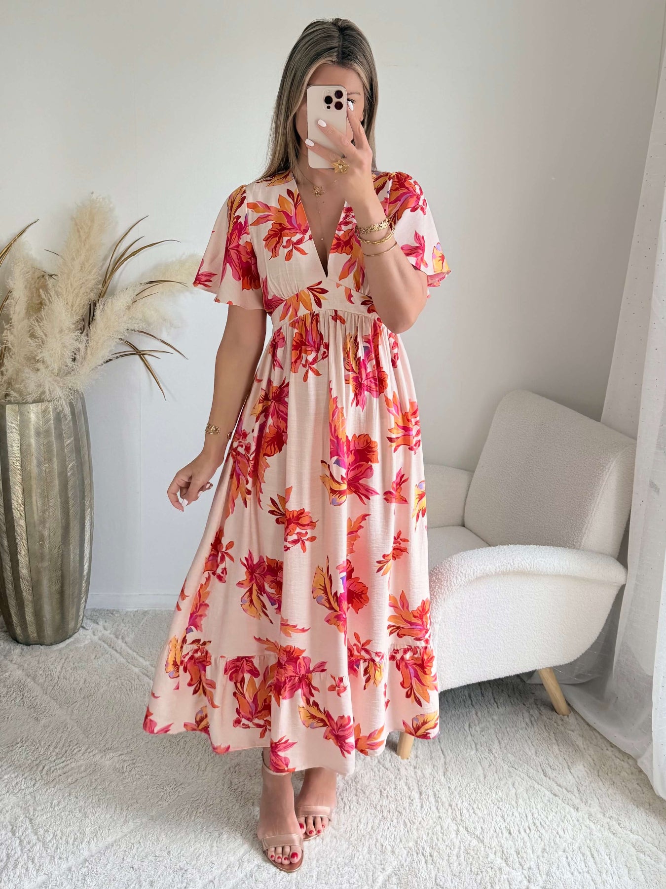 Robe longue Elena imprimée corail, coupe fluide avec décolleté en V et manches courtes.
