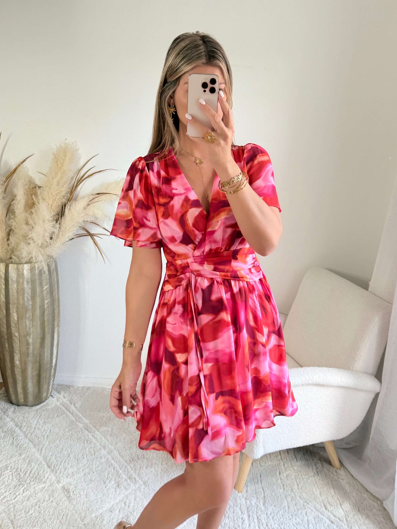 Robe courte Bianca imprimée rose et rouge coupe fluide avec décolleté en V, manches courtes.