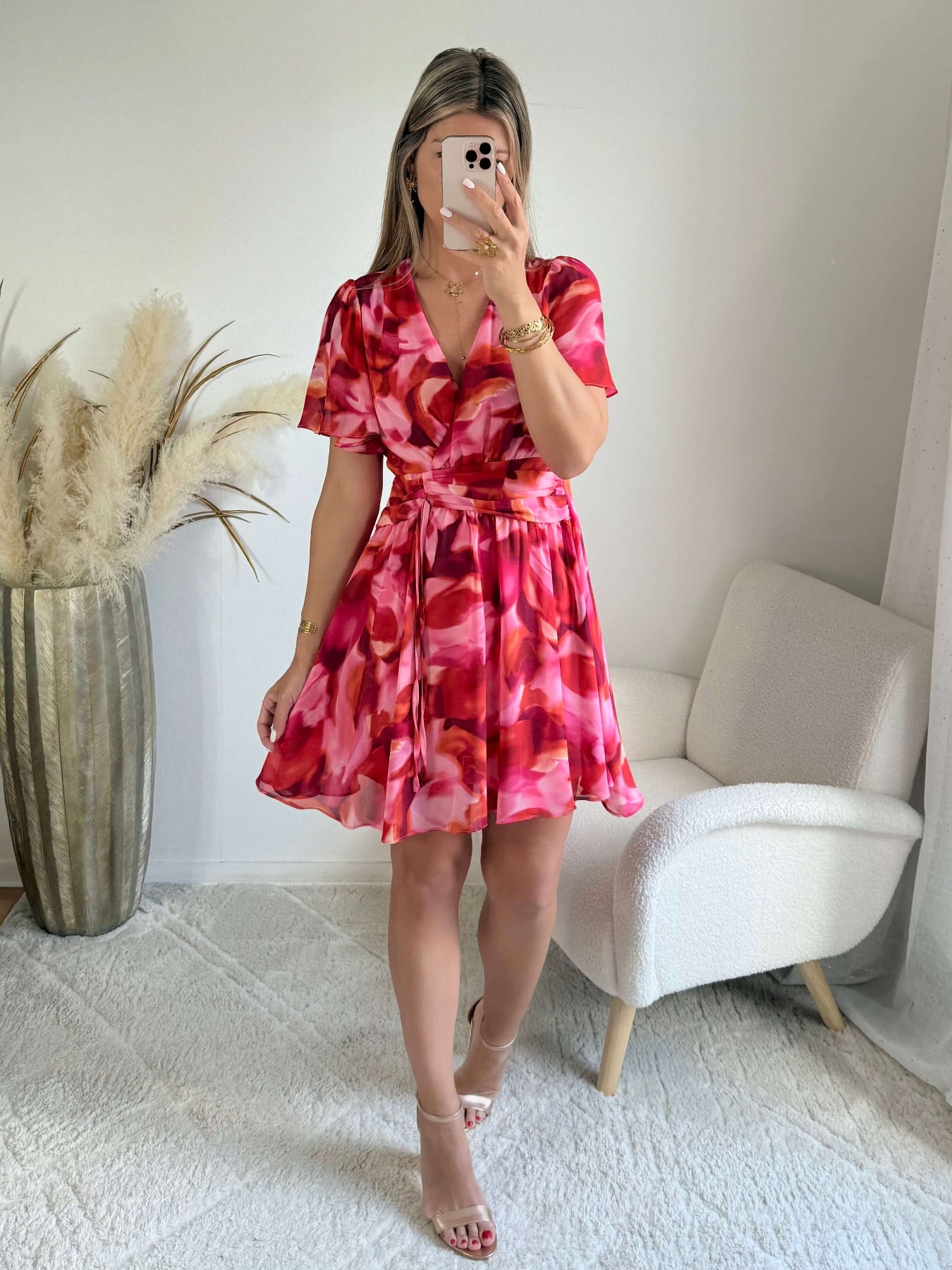 Robe courte Bianca imprimée rose et rouge coupe fluide avec décolleté en V, manches courtes.