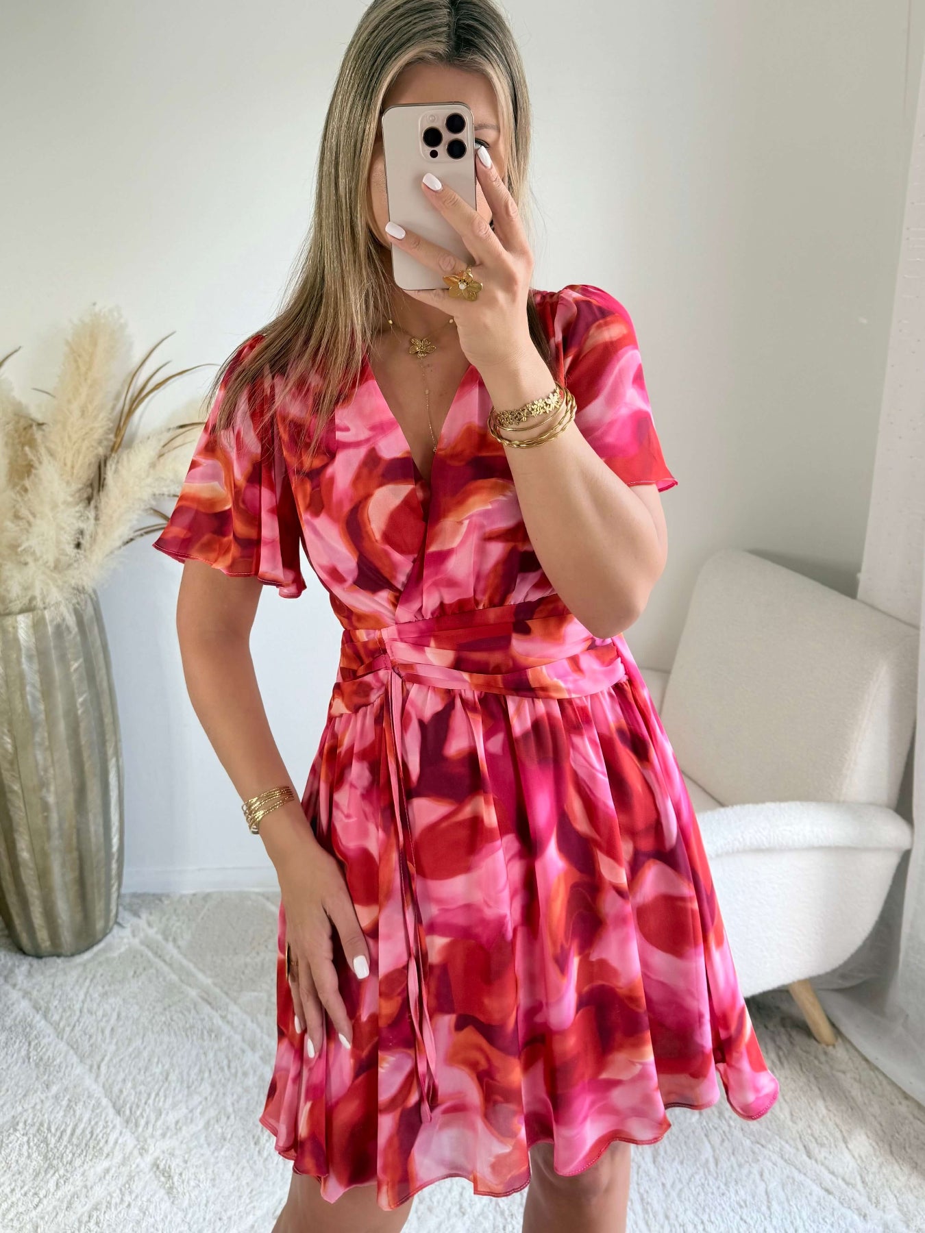 Robe courte Bianca imprimée rose et rouge coupe fluide avec décolleté en V, manches courtes.