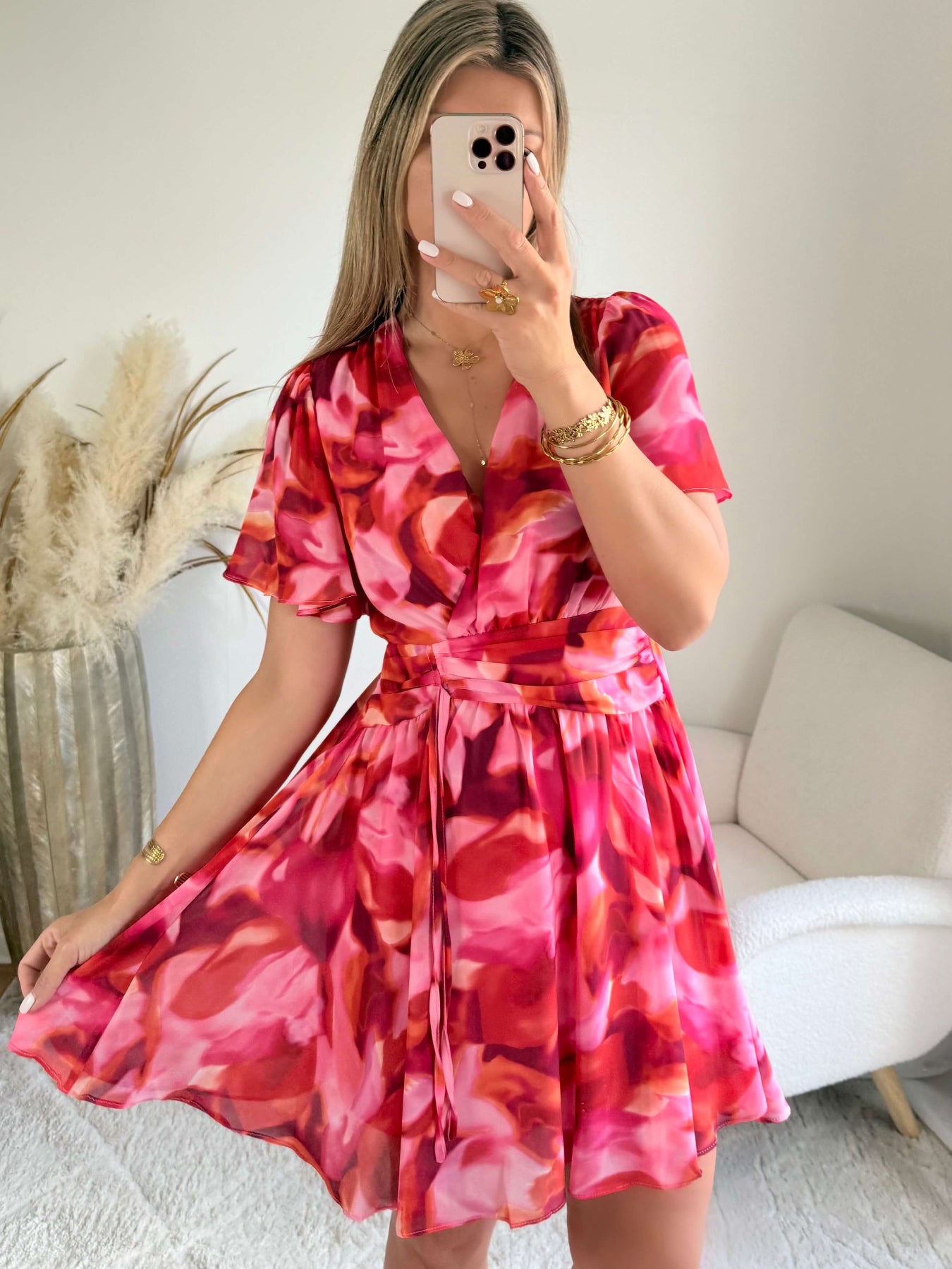 Robe courte Bianca imprimée rose et rouge coupe fluide avec décolleté en V, manches courtes.
