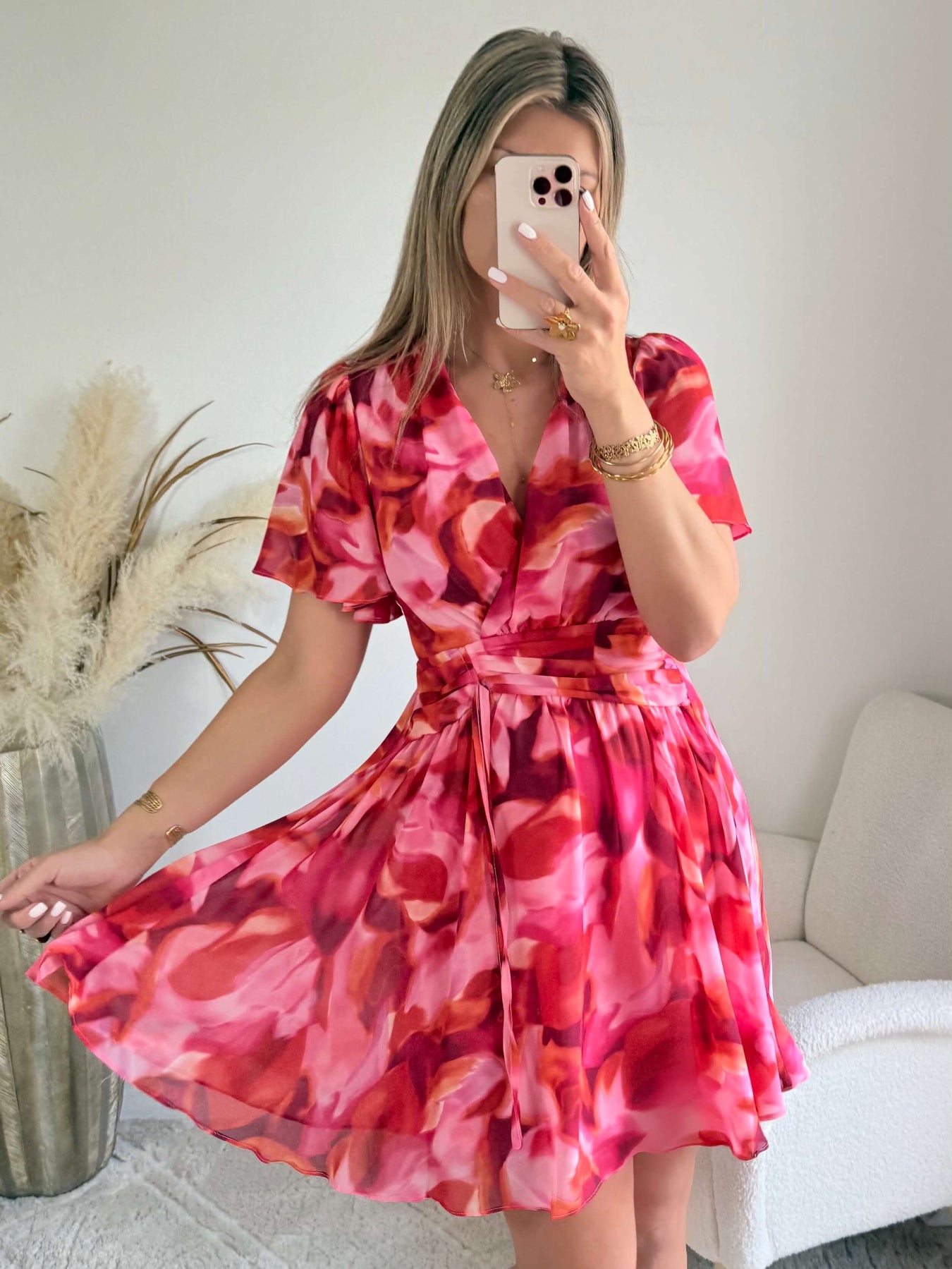 Robe courte Bianca imprimée rose et rouge coupe fluide avec décolleté en V, manches courtes.
