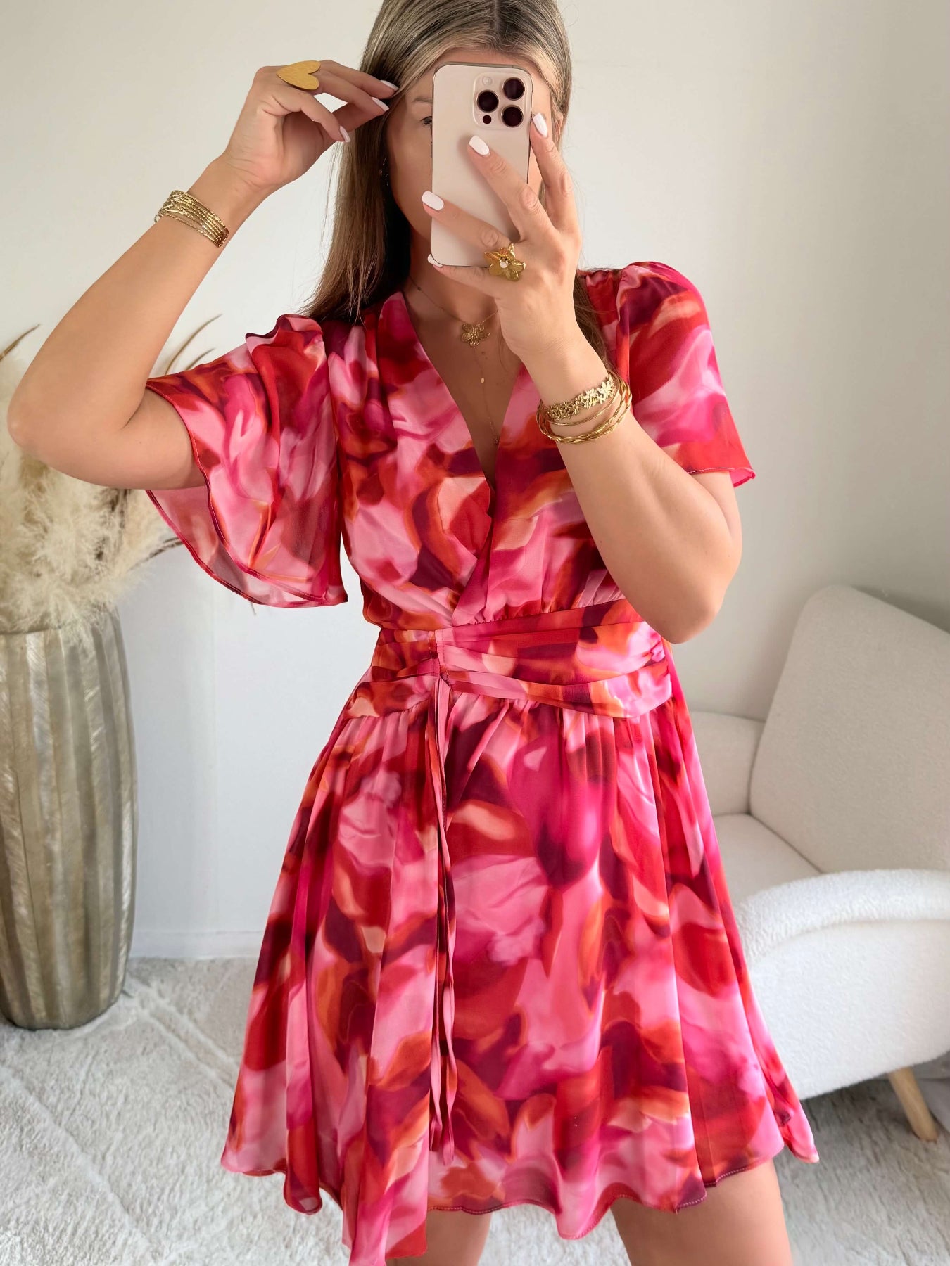 Robe courte Bianca imprimée rose et rouge coupe fluide avec décolleté en V, manches courtes.