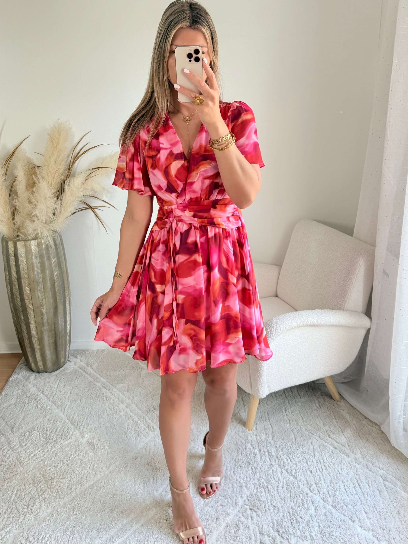 Robe courte Bianca imprimée rose et rouge coupe fluide avec décolleté en V, manches courtes.