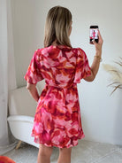 Robe courte Bianca imprimée rose et rouge coupe fluide avec décolleté en V, manches courtes.