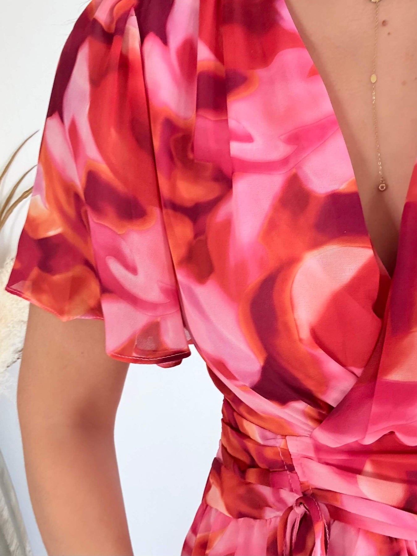 Robe courte Bianca imprimée rose et rouge coupe fluide avec décolleté en V, manches courtes.