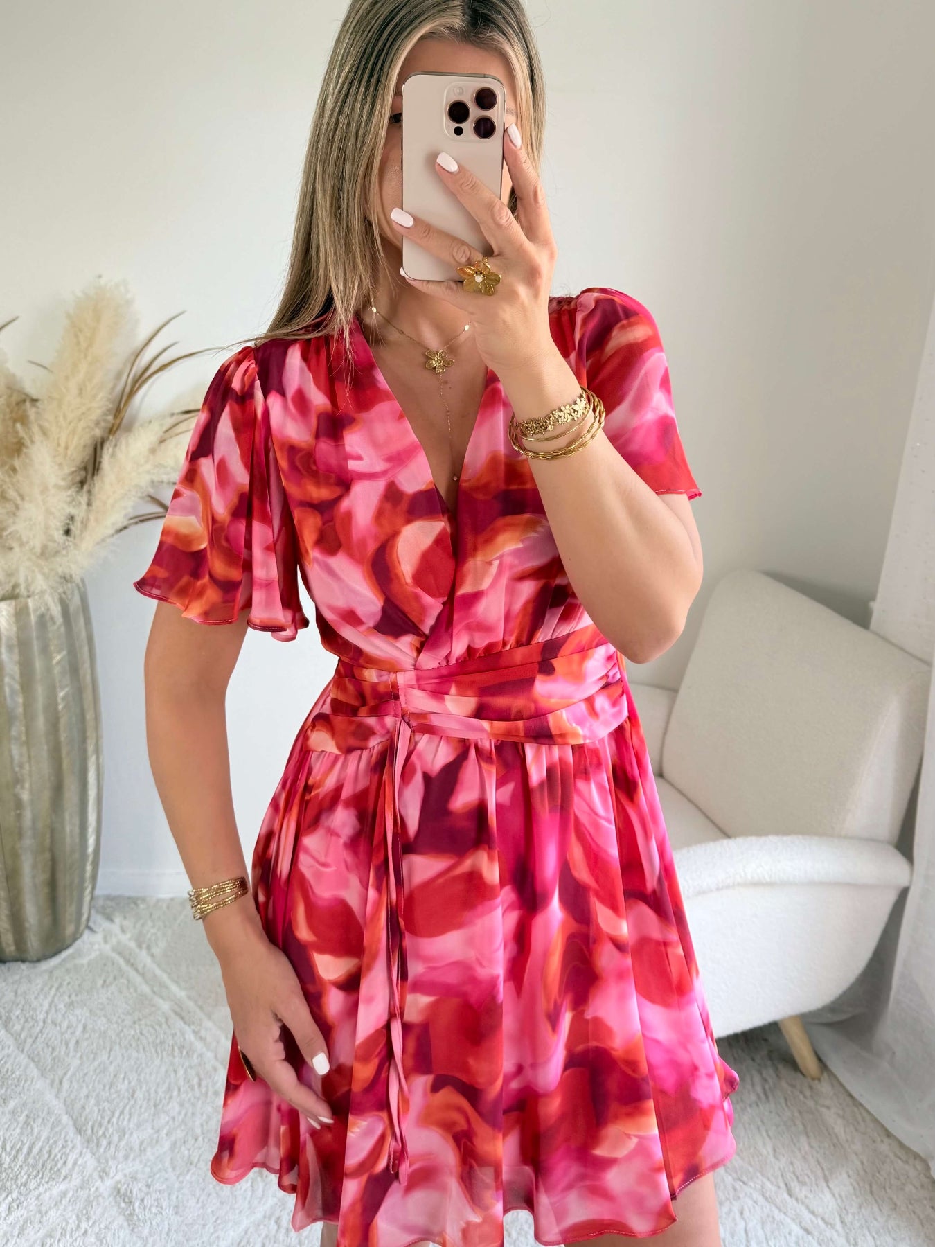 Robe courte Bianca imprimée rose et rouge coupe fluide avec décolleté en V, manches courtes.