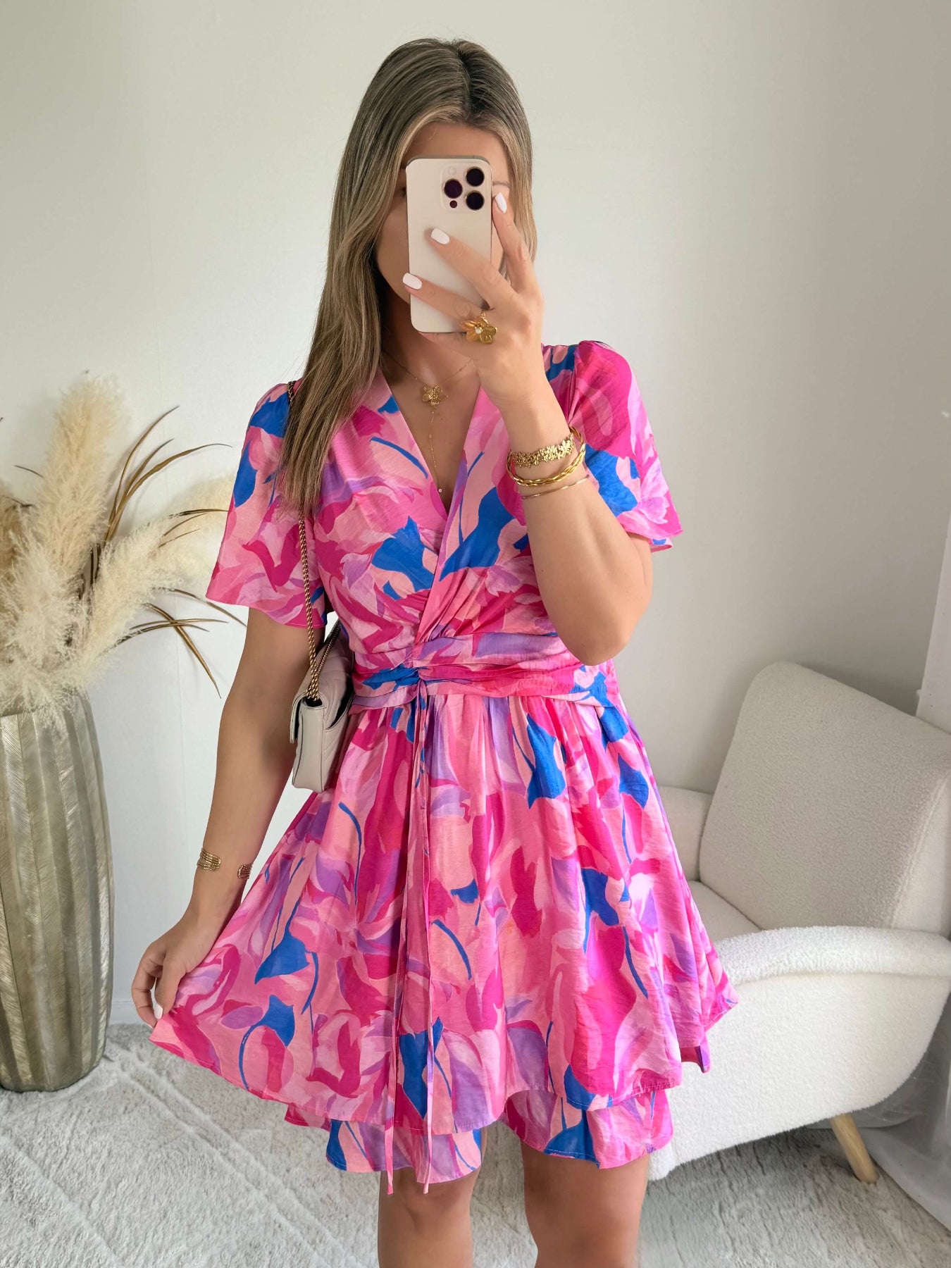 Robe courte imprimée rose fuchsia et bleu Alessia coupe fluide taille marquée manches courtes Easy Dressing