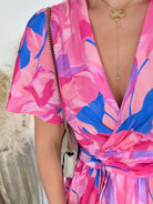 Robe courte imprimée rose fuchsia et bleu Alessia coupe fluide taille marquée manches courtes Easy Dressing