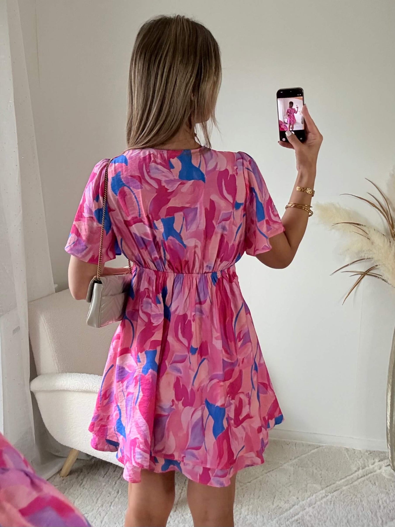Robe courte imprimée rose fuchsia et bleu Alessia coupe fluide taille marquée manches courtes Easy Dressing