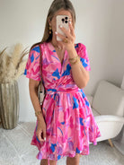 Robe courte imprimée rose fuchsia et bleu Alessia coupe fluide taille marquée manches courtes Easy Dressing