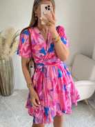 Robe courte imprimée rose fuchsia et bleu Alessia coupe fluide taille marquée manches courtes Easy Dressing