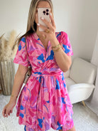 Robe courte imprimée rose fuchsia et bleu Alessia coupe fluide taille marquée manches courtes Easy Dressing