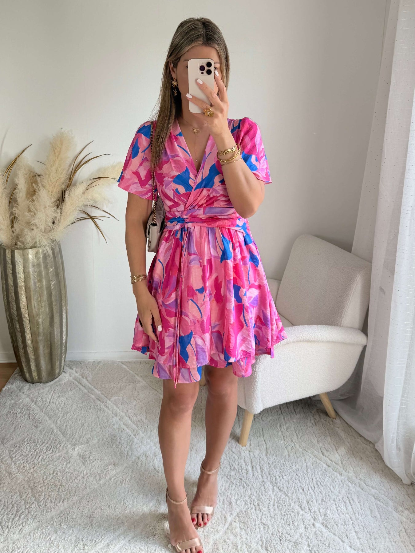 Robe courte imprimée rose fuchsia et bleu Alessia coupe fluide taille marquée manches courtes Easy Dressing