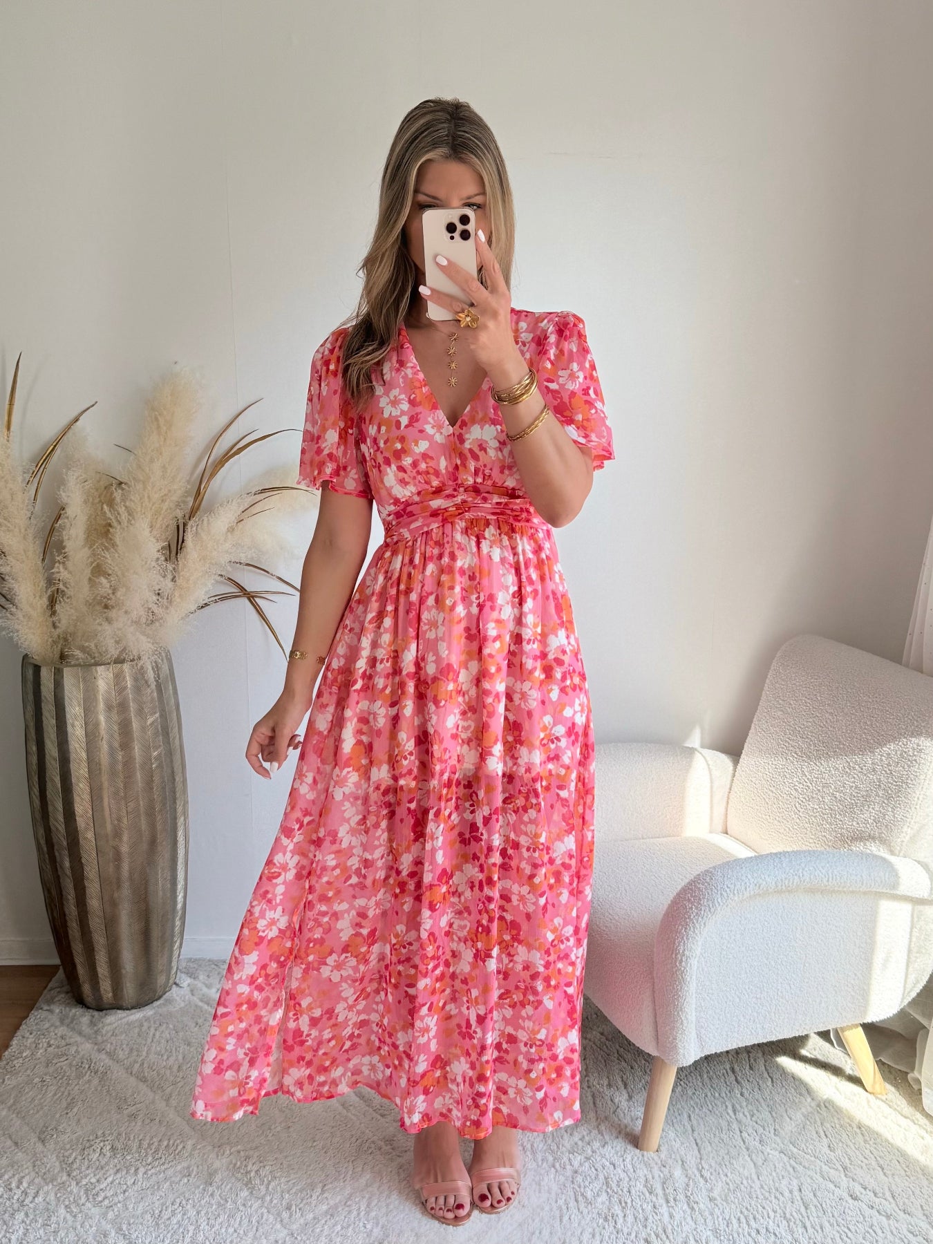 Robe longue Salma rose imprimée fleurie avec décolleté croisé et manches courtes fluides