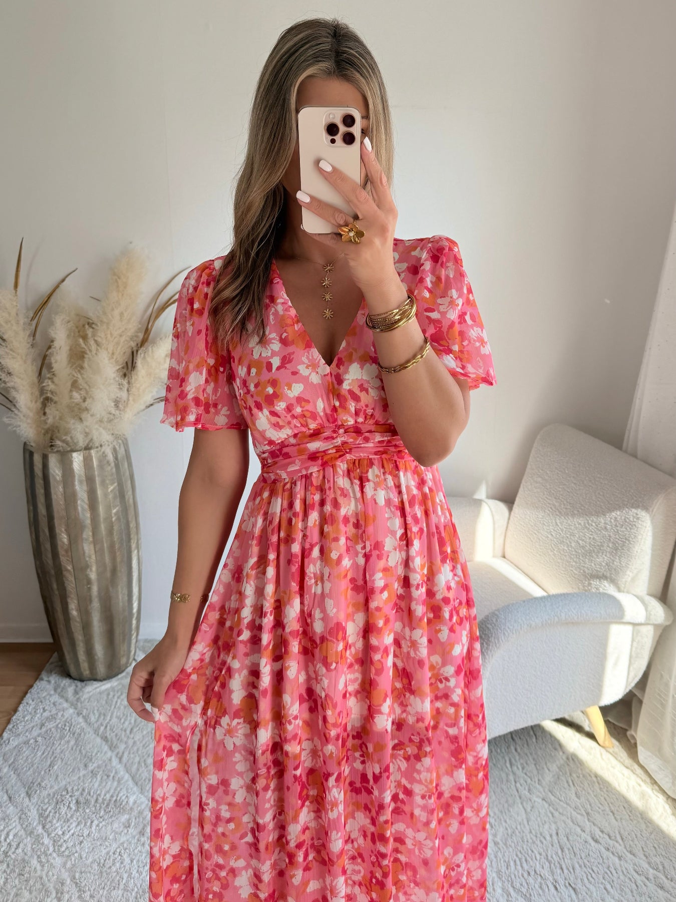 Robe longue Salma rose imprimée fleurie avec décolleté croisé et manches courtes fluides