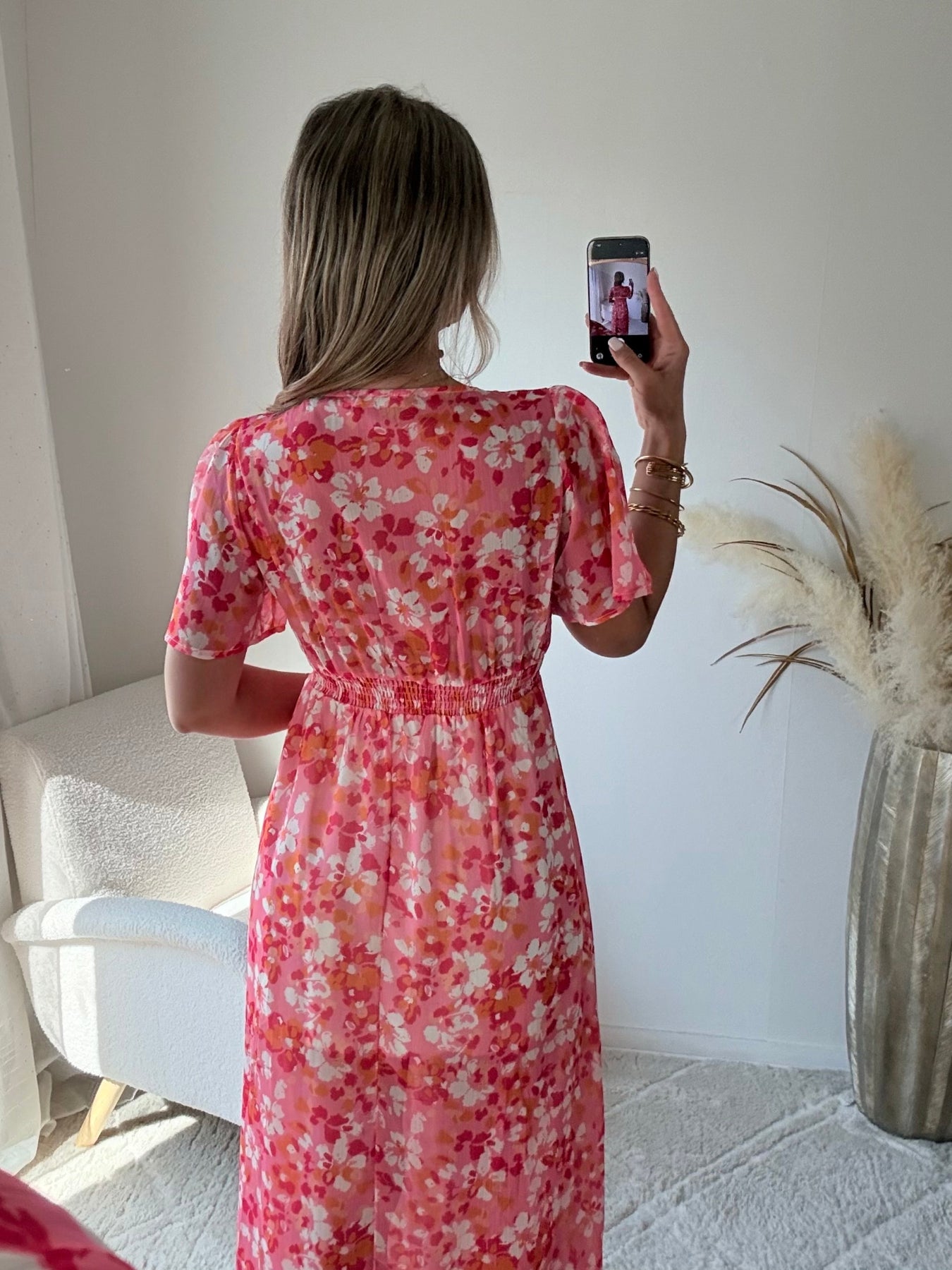 Robe longue Salma rose imprimée fleurie avec décolleté croisé et manches courtes fluides