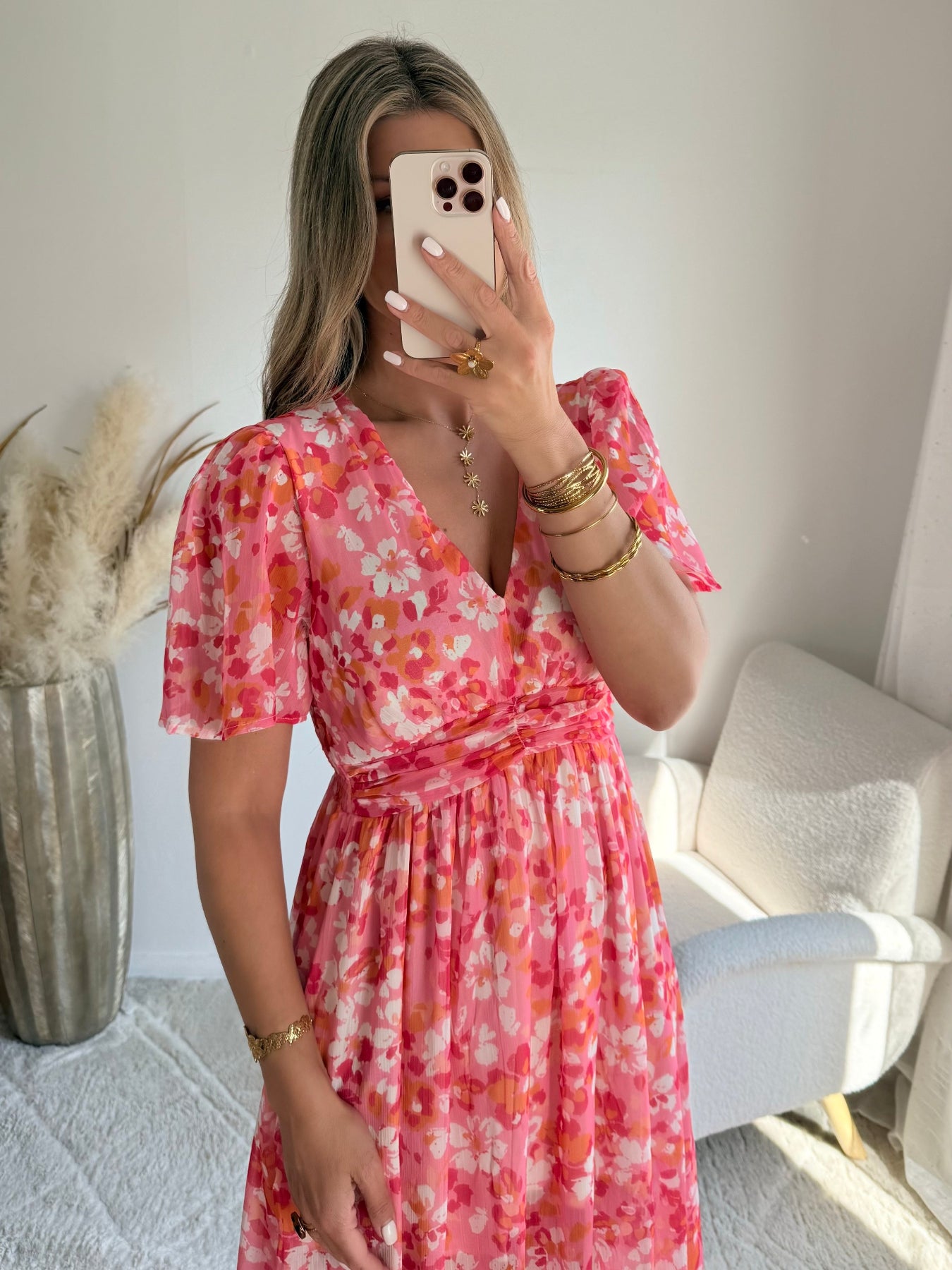 Robe longue Salma rose imprimée fleurie avec décolleté croisé et manches courtes fluides