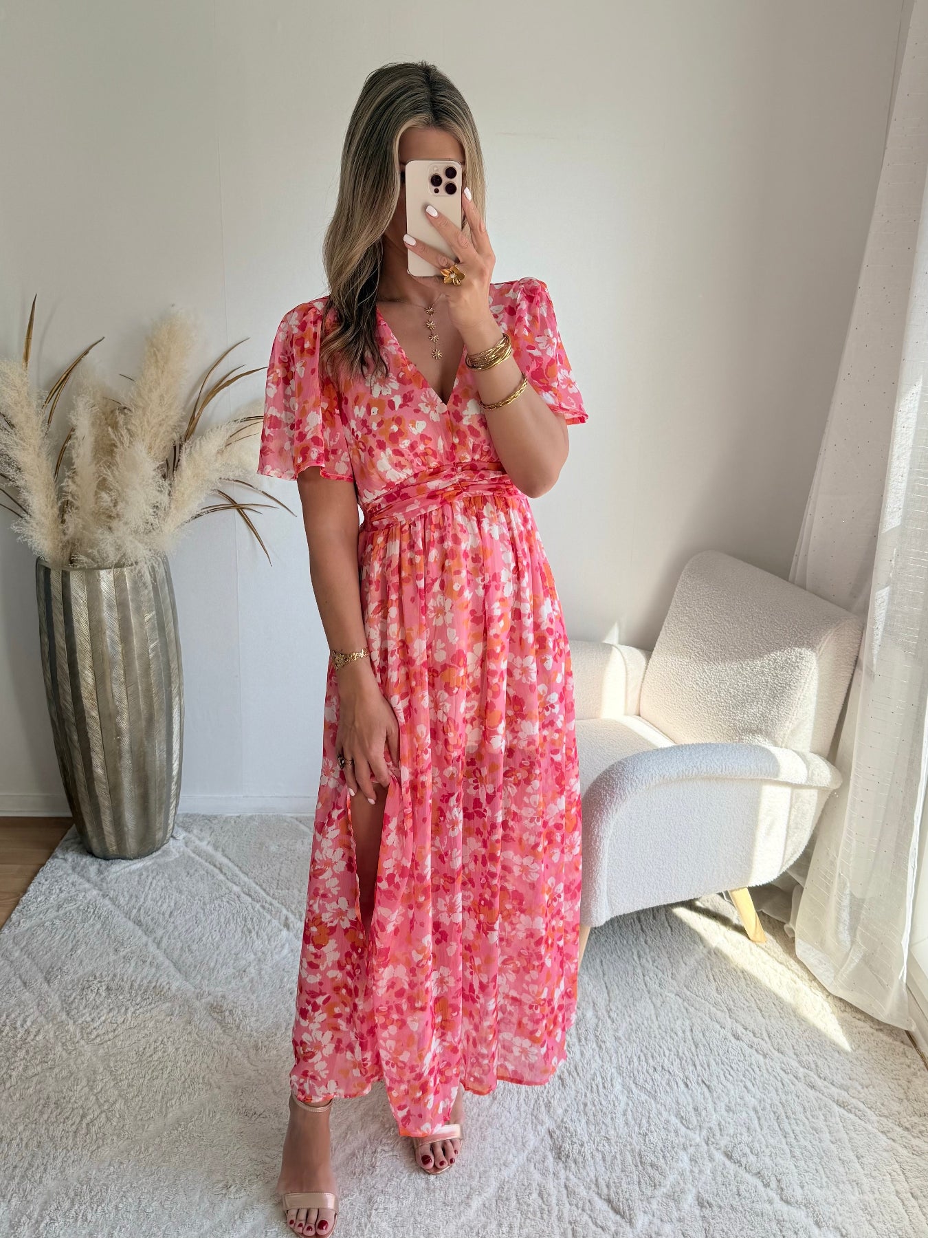 Robe longue Salma rose imprimée fleurie avec décolleté croisé et manches courtes fluides
