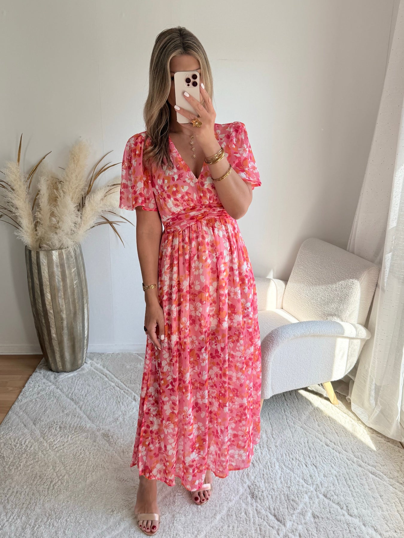 Robe longue Salma rose imprimée fleurie avec décolleté croisé et manches courtes fluides